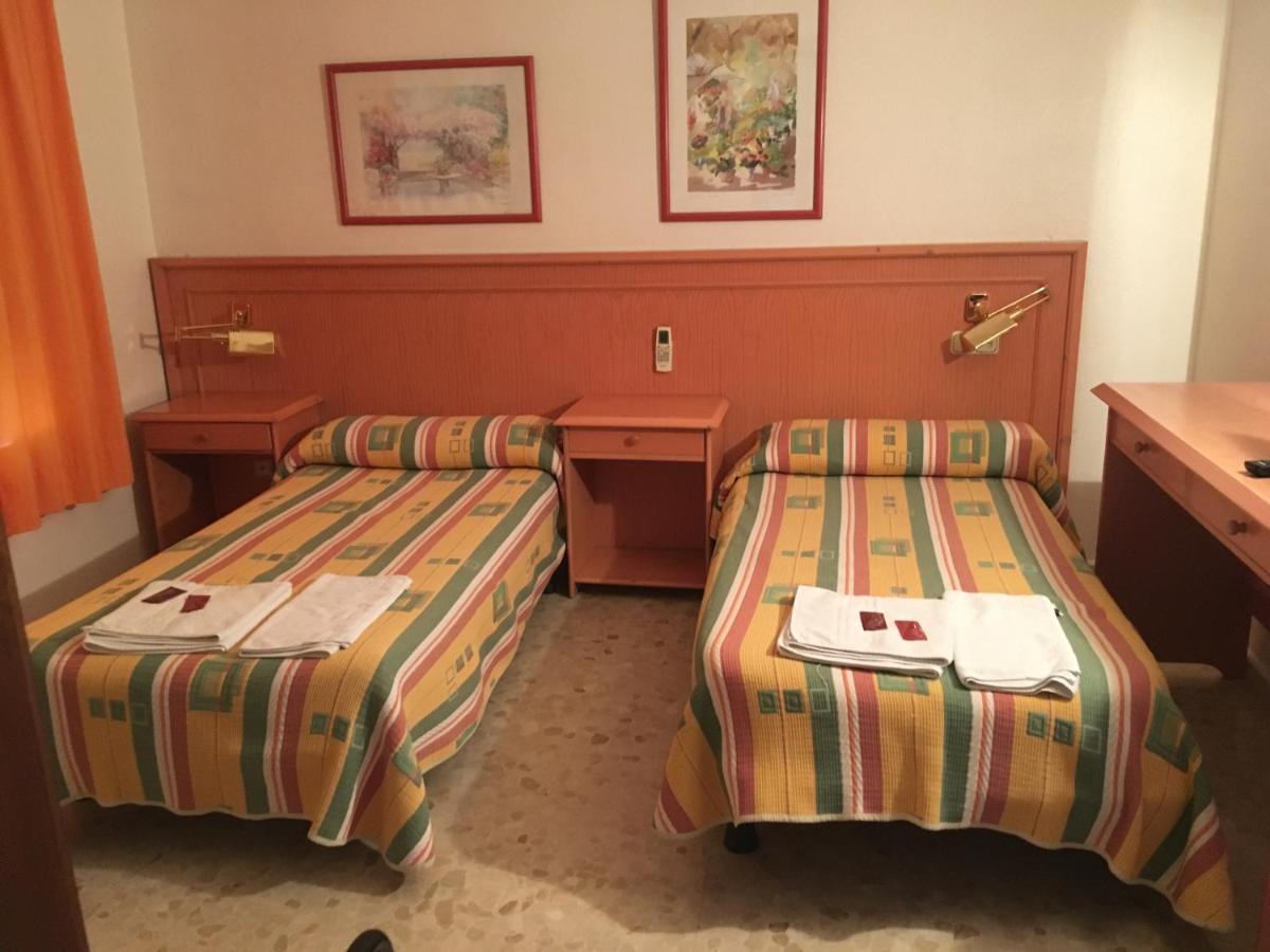 Hostal Carlos III El Ejido Zewnętrze zdjęcie